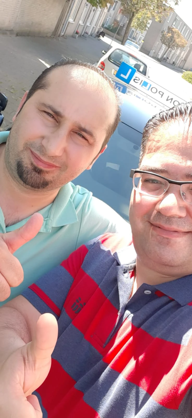 Geslaagde leerling met rijinstructeur